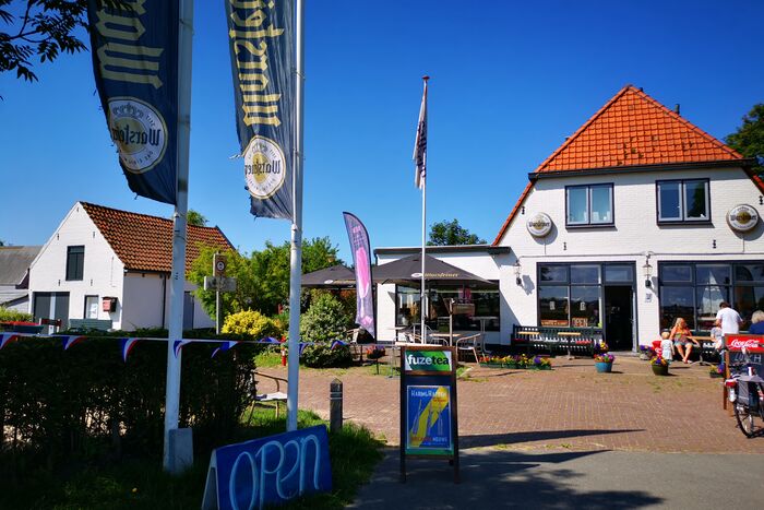 De muzikanten van Moncoeur treden op in Hump Soigne Egmond Binnen